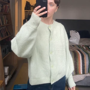 Ljusgrön stickad kofta & other stories - Ljusgrön, stickad tröja från & other stories, tröjan är lite mer grön i verkligheten, superfin färg! Nyskick! 