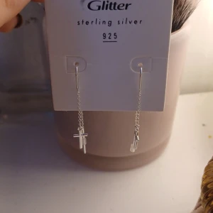 Kors örhängen - Jätte snygga örhängen som köptes bara förra veckan men som inte blir till användning☆Köpta för 200 men säljer dom helt oanvända för 80kr♡