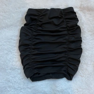 Svart kjol - Svart rynkad resår kjol med ”scrunch” vid rumpan som är sååå snyggt. 😍Pris går att diskutera 