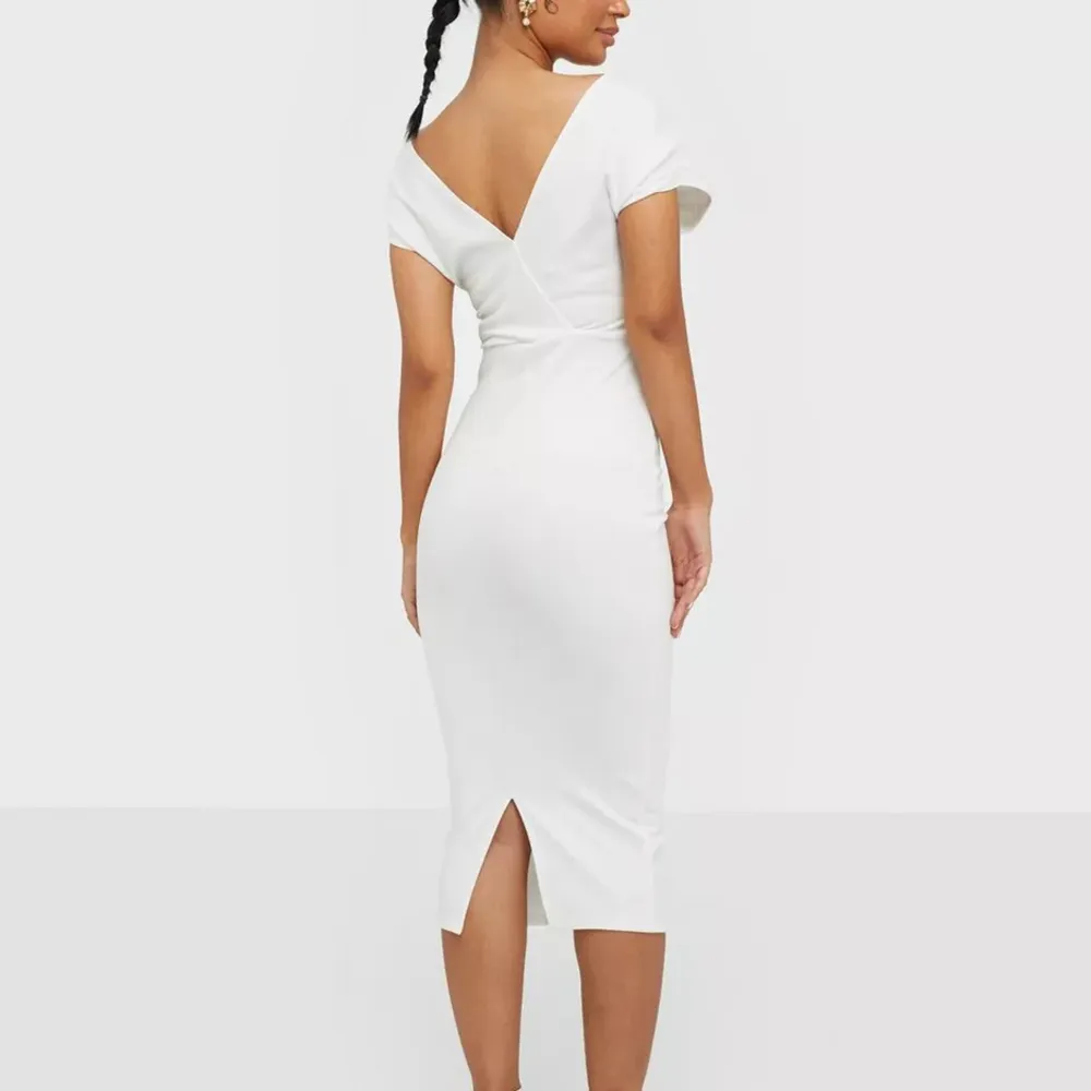 Ett super bra vit klänning ”NELLY Classy Shoulder Dress