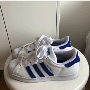 Adidas superstar blå - Säljer dessa trendiga och sjukt snygga adidas superstars då de tyvärr inte kommer till användning. Skorna är helt oanvända och därmed är skicket perfekt. Så najs till våren!!!