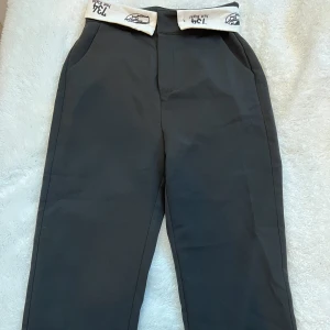 Kostym byxor - Trendiga 734 kostymbyxor i storlek S. Passar stl xxs-s.