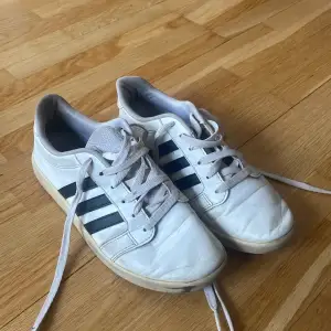 Gamla adidas skor från runt 2010. Fortfarande av bra kvalite, inga hål eller liknande. Dock behöver de lite omvårdnad för att få sin rätta färg. Köparen står för frakten, annars kan jag mötas upp.