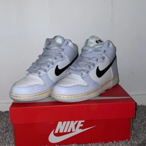 Nike dunk high aluminum (GS) - Skor i bra skick med orginallåda. Köpta för 1250kr på Nikes hemsida. Kan diskutera pris.