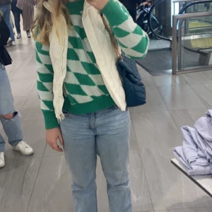 Lågmidjade jeans - Ljusblåa lågmidjade jeans från monki. Stl M men passar både mindre o större beroende på hur man vill att dom ska sitta. Bra skick inte så mycket använda.