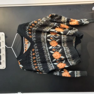 Tjocktröja  - Säljer för it riktigt min stil.. köpt dör 250 säljer för 99kr 