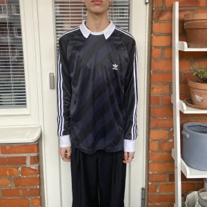 Asfet fotbollströja!  - Fet fotbollströja i använt bra skick! Storlek M-L. Möts i Malmö och tar Swish! Står ej för frakt eller postens slarv!