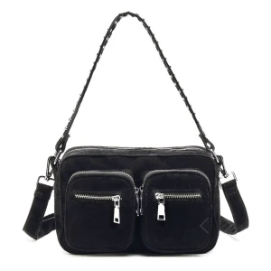 Noella väska 💗 - Säljer min fina noella väska 💞💞 tyvärr används den inte. Köpt för 749kr, ungefär ett halvår sedan. Knappt använd och inga defekter. Det är en celina-modell.