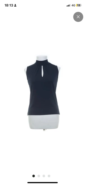 Festtopp  - Säljer denna fest topp som är köpt på Sellpy för 150kr. Säljer den för 150 men gratis frakt💗inga defekter passar bara inte på mig💗skriv för frågor. Den är stretchig i tyget ❌GRATIS FRAKT❌