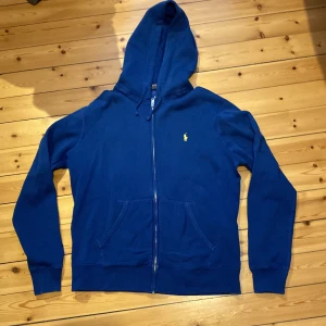 Polo Ralph Lauren zip hoodie  - Mycket bra skick. Storlek M men passar till L och lite oversized till S