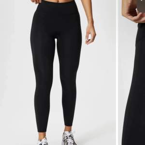 Här säljer jag mina gamla fabletics tights! Dem är från collectionen motion 365. Med genomskinliga fickor på sidan av tightsen för mobilen, plånbok och mer. Nyskick utan några spruckna sömmar! Köpte för 599kr säljer nu för 350k💕(passar även S)