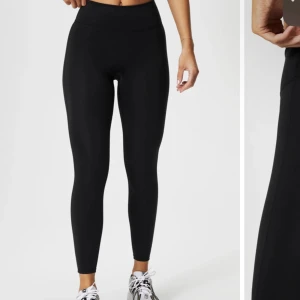 Fabletics träningstights - Här säljer jag mina gamla fabletics tights! Dem är från collectionen motion 365. Med genomskinliga fickor på sidan av tightsen för mobilen, plånbok och mer. Nyskick utan några spruckna sömmar! Köpte för 599kr säljer nu för 350k💕(passar även S)
