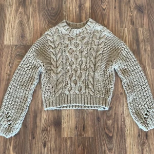 Stickad tröja  - Detta är en väldigt mysig stickad tröja😍 Den säljs för den används för lite. 