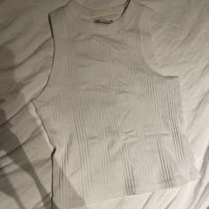 Zara topp - Fin basic topp/linne från zara. Bra skick