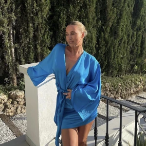 Blå satinklänning - En jättefin blå satinklänning från Gina Tricot. Storlek S. Använd 2 gånger. 