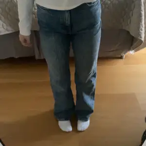 Jeans från Monki i nyskick. Använda endast några enstaka gånger. Köpta för 400kr. De är i strl 32 men passar även strl 34. Skicka meddelande om ni har några andra frågor!😊