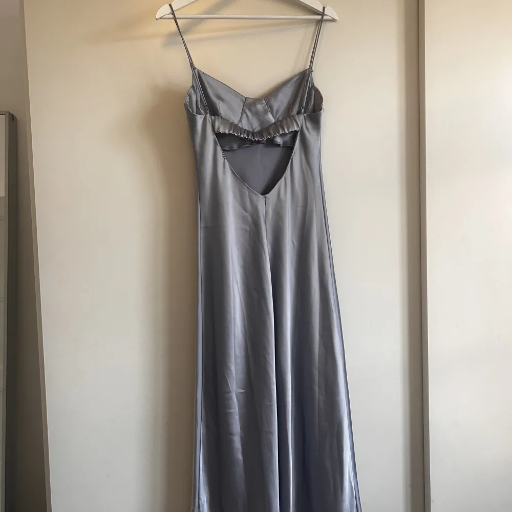 Superfin silverblå långklänning från zara, storlek M💙aldrig använd med lappen kvar 🦋. Klänningar.