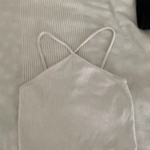 Vit topp - Vit topp från zara, bra skick💗  Storlek M men passar även S💗  45kr+frakt🙌🏼