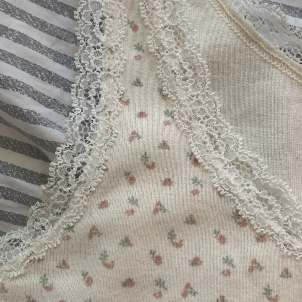 Jag säljer detta jättegulliga linne från Brandy Melville som är krämvitt med små körsbär på och spets vid banden. Använd 1-2 gånger & inga defekter alls ❤️🍒. Toppar.