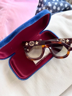 Nya solglasögon från Gucci - Solglasögon från GUCCI, modell GG 0208S 003. Stora Hollywood glasögon som inte passar mig.  Inköpta på Mister Spex för 2.899 kr - kvitto finns