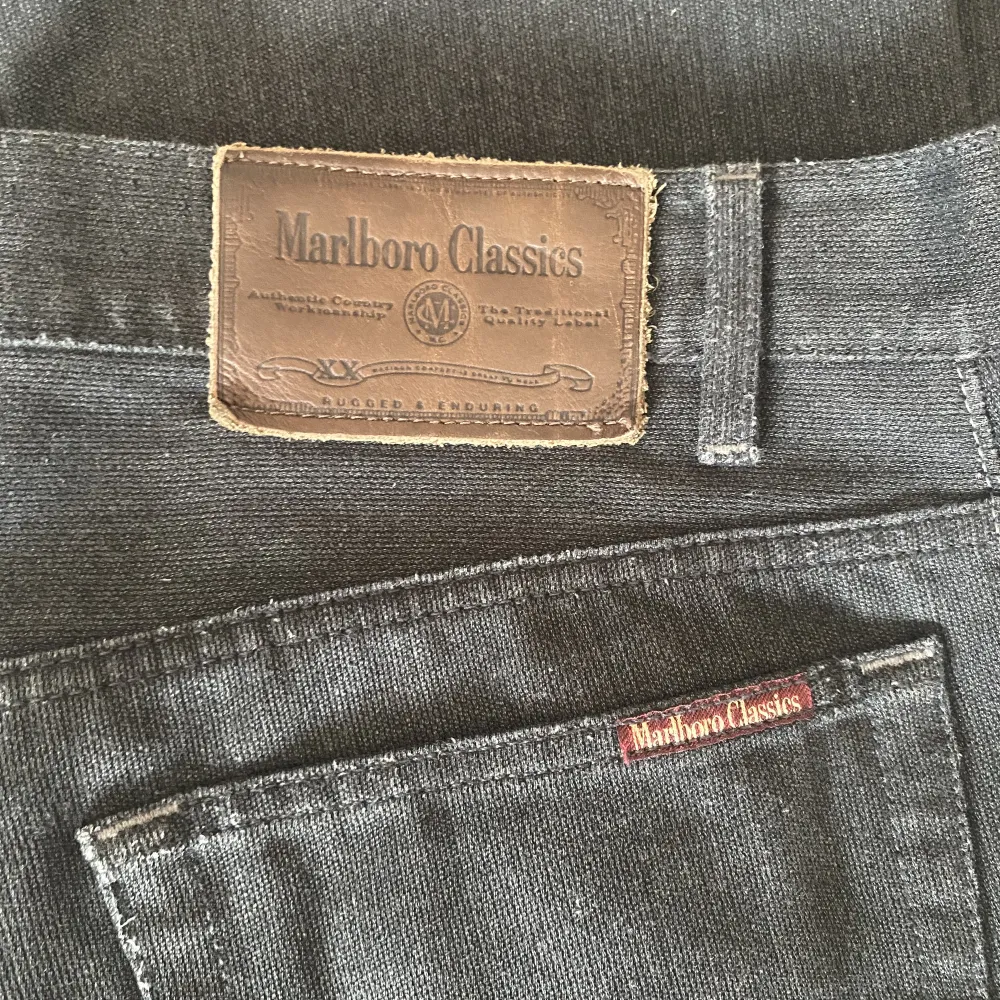 Säljer ett par feta svarta vintage Marlboro jeans. Storlek 36x32 och i utmärkt skick för sin ålder. Bjuder på spårbar frakt!!. Jeans & Byxor.