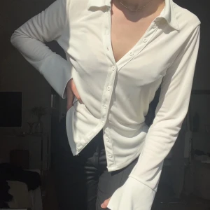 Vit ”blus” med knappar  - Fin blus med knappar och krage, passar till både fest och vardag! Skönt material! Storlek M men passar S och säkert L  