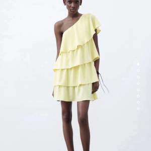 Super fin gul zara klänning som var så populär förra sommaren! Endast använd ett par gånger och är helt slutsåld💓💓 kom med pris förslag!