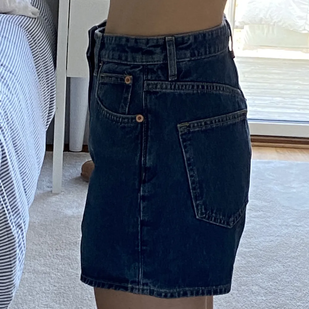 Snygga jeans shorts (färgen blev lite mörkare i kameran) nyskick från H&M storlek 34. Säljer då de är lite stora på mig och kommer inte användning 😊 Hör av er vid fler frågor!. Shorts.