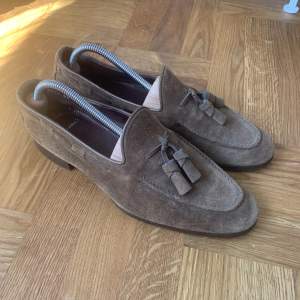 Santoni tassel loafers. Inte använda. Nypris 7000kr. Passar Storlek 42 i EU.