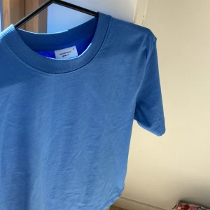 Blå tröja - Blå tröja/t-shirt i en vanlig modell, aldrig använt och som ny. 