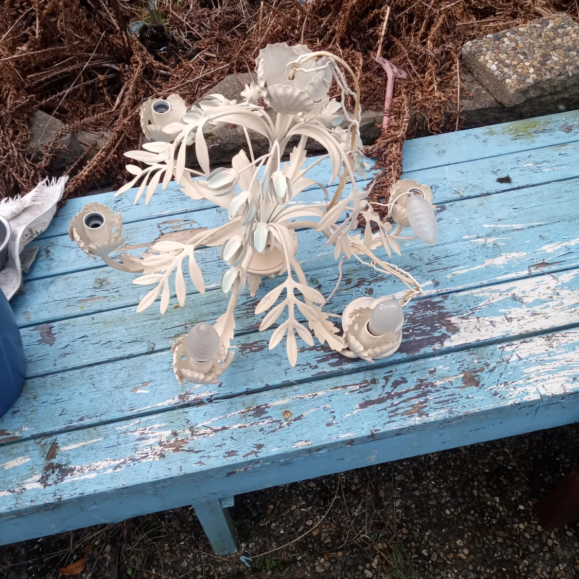 Vit lampkrona med sex armar mönstrad . - 90