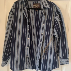 hard rock skjorta - skjorta köpt secondhand med broderi. bra skick. skriv vid frågor 🫶🏻