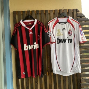 2st Milan tröjor - En äkta Milan tröja från säsongen 2009-10 med ”Ronaldinho 80” på ryggen.  En Milan tröja från säsongen 2006-07 från Champions league finalen mot Liverpool med ”Maldini 3” på ryggen. Båda i storlek M och helt oanvända. Pris:1099kr 