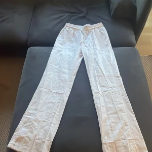 Linnebyxor  - Linnebyxorna är en lite långa på mig som är 161 cm lång, men bra i midjan. Byxorna är helt oanvända! Nypris 399kr