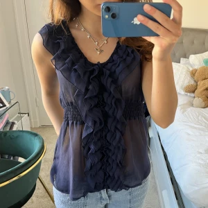 Topp!  - Fin marinblå topp med volanger❤️