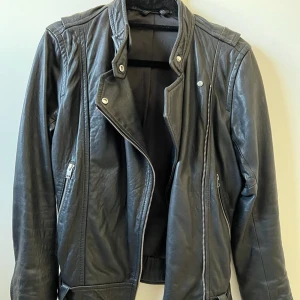 J. Lindeberg Maya Leather Jacket - Skinnjacka från J. Lindeberg. Jättefint skick knappt använd. Strl 36. Nypris 5000kr. 
