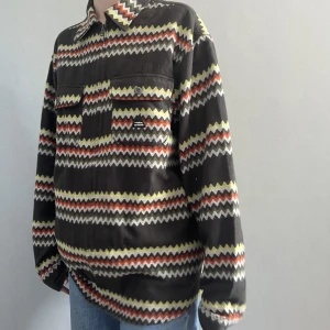 Cool skjorta/overshirt - Kan användas både som skjorta eller overshirt. Det är en herrmodell så därför lite oversize på mig