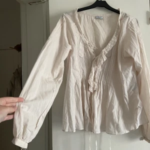 Volangblus - Såååå söt volangblus i ljust rosa 💘💓Väldigt skir och tunn i tyget 💘Från Hunkydory, storlek L men funkar på M om man vill ha oversize 💕Lite puffärm! Har en vag fläck på ärmen men inget som syns mycket, säljer billigt 🥰Sååå söt till boots och minikjol! 😍