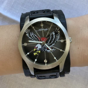 Ed Hardy klocka - Stor klocka, Ed Hardy. Tecken på slitage, (Viktigt att veta: jag har inte testat att byta batteri).