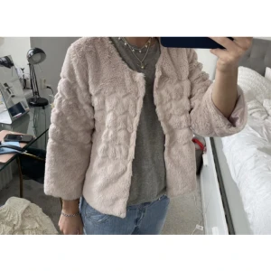 Trekvartslångärmad jacka - Säljer denna ur söta jacka med trekvartslånga ärmar❤️köpt här på Plick men aldrig kommit till användning