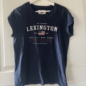 T-shirt  - Marinblå t-shirt ifrån lexington i storlek S. I bra skick. Nypris 599 kr. 