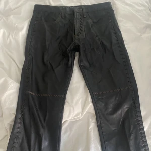 Skit snygga läder byxor - Läder byxor/ utsvängda / medel midja , längd 30
