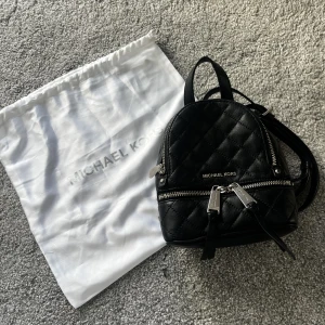Michael kors ryggsäck - Säljer min jättefina Michael kors väska som inte kommer till andvönde längre. Den är äkta och köptes 2020. Nypris 1500