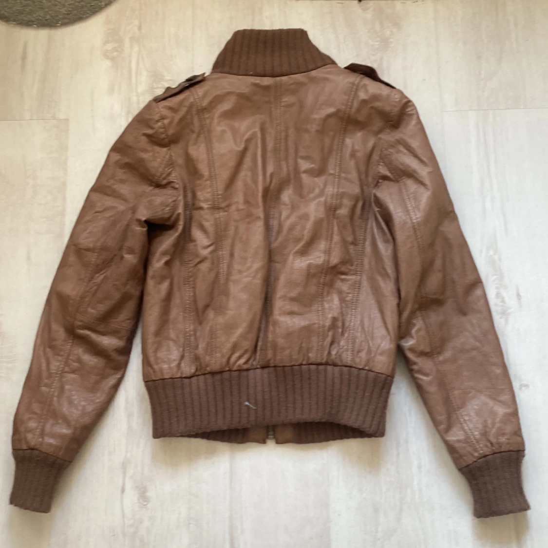 Äkta skinnjacka i bomber modell!  - 90