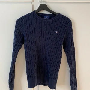 Gant Långärmad - Säljer min gamla ”Gant” sweatshirt då den inte passar mig längre. Väldigt bra skick.  Kunden betalar för frakt.
