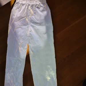 Byxor - Jättecoola byxor som är kan vara en overall till barn. Och lysser jättestark