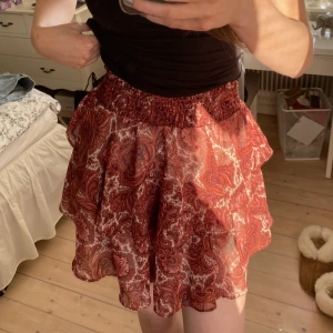 Röd volang kjol - Jättefin röd kjol med mönster på🫶🏼 Säljer då den inte kommer till användning den är i nyskick, men köpt för länge sen💞