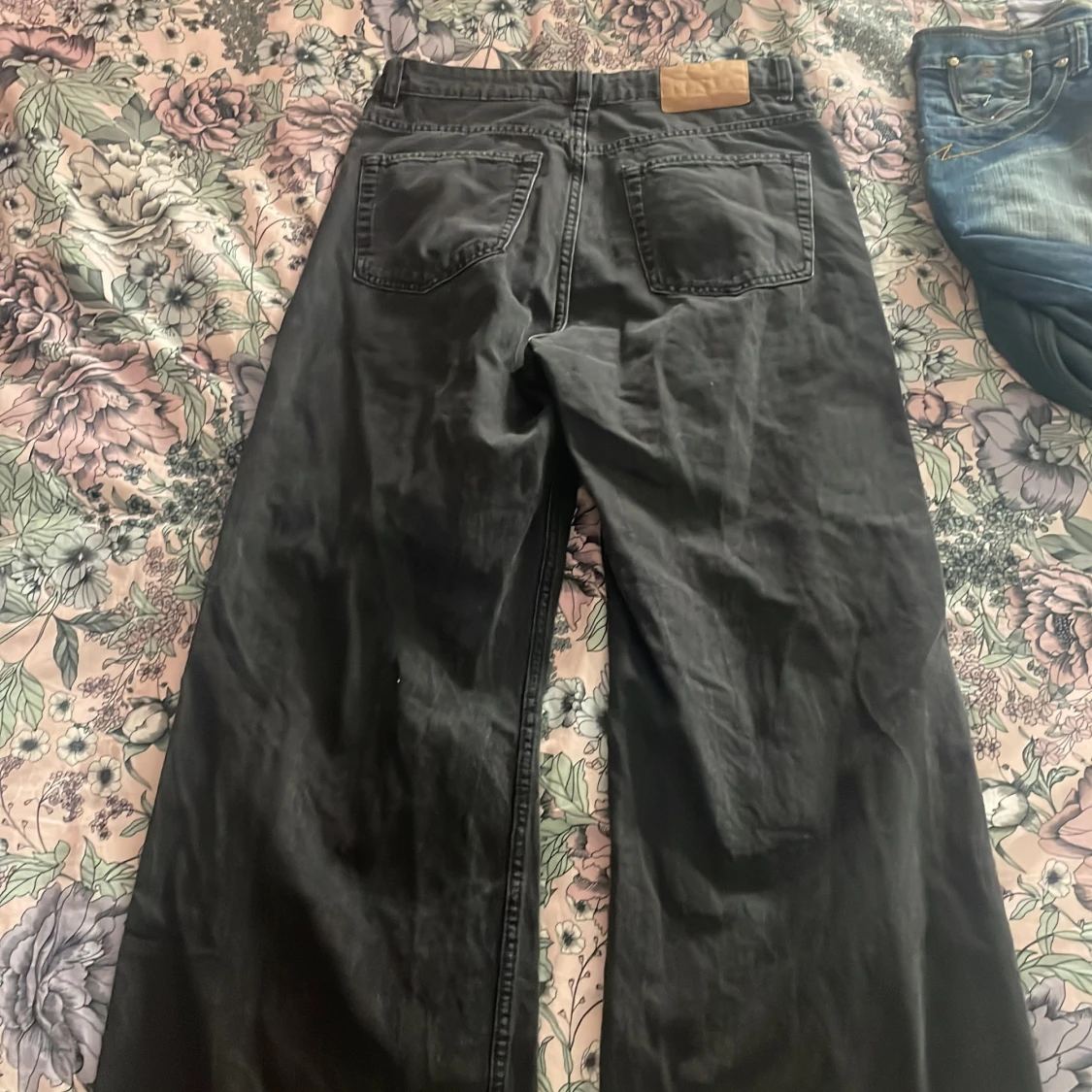 Svarta jeans me hål k knäna - 90