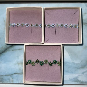 Blomarmband  - Blomarmband i pärlor! Finns i guld 👩🏼 och silver 👩🏼‍🦳 kika in profilen för fler armband🌸