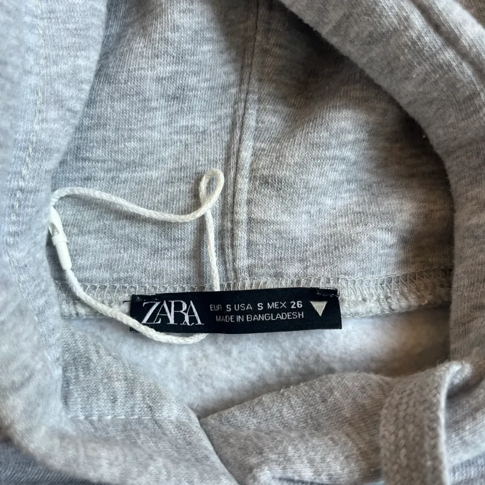 Super mysig och snygg hoodie från zara! Säljer då den inte kommer till användning! Sitter så fint på! I storlek S! 💕😍 Frakt är 49kr!. Hoodies.